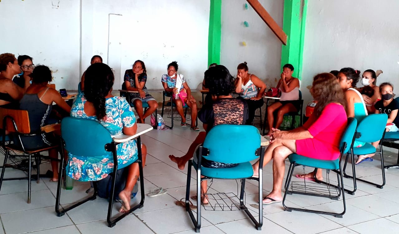 grupo de mulheres numa roda de conversa